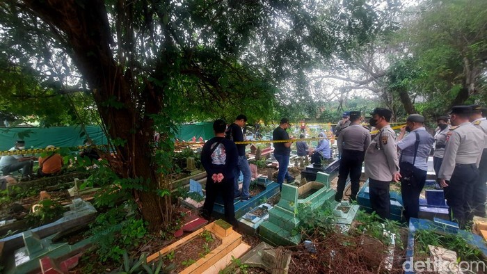 Suasana pemakaman AM (17) di TPU Sei Selayur, Kalidoni, Palembang, Kamis (8/9) pukul 09.00 WIB.