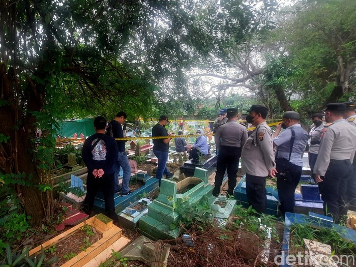 Suasana pemakaman AM (17) di TPU Sei Selayur, Kalidoni, Palembang, Kamis (8/9) pukul 09.00 WIB.