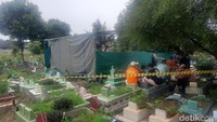 Tampak pemakamannya pun sudah terpasang garis polisi dan tenda. 