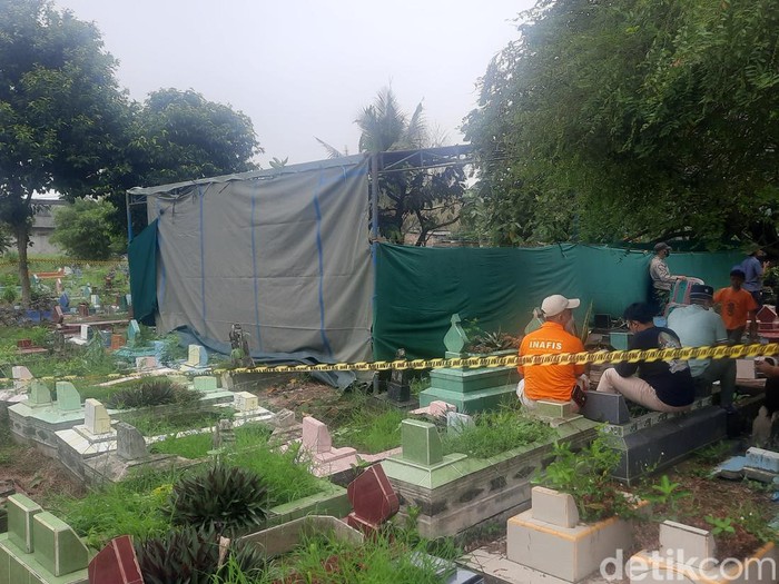 Suasana pemakaman AM (17) di TPU Sei Selayur, Kalidoni, Palembang, Kamis (8/9) pukul 09.00 WIB.
