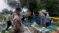 Di lokasi juga sudah terlihat kuasa hukum ibu korban Soimah, Titis Rachmawati, dan suami Soimah. Ada juga sejumlah petugas kepolisian dari Polres Ponorogo, Polsek setempat dan Polrestabes Palembang.  