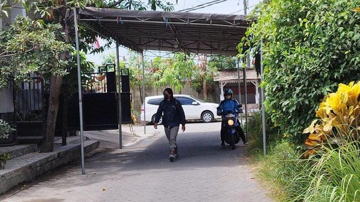 Suasana Rumah Duka Pilot, Tenda Dan Karangan Bunga Mulai Terpajang