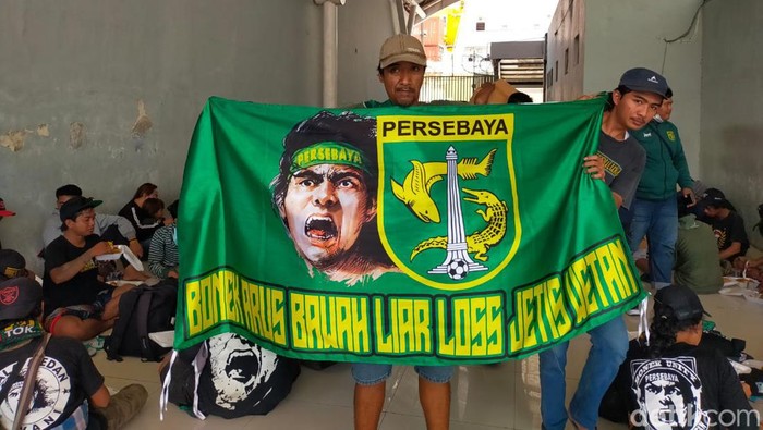 Suporter Persebaya Bonek tiba di Pelabuhan Makassar disambut oleh suporter PSM Red Gank