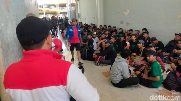 Suporter Persebaya Bonek tiba di Pelabuhan Makassar disambut oleh suporter PSM Red Gank