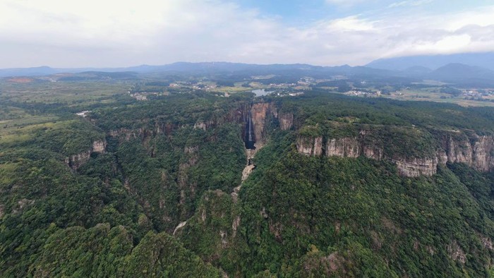 Taman Nasional Nanling Di Guangdong RUYUAN, CHINA - SEPTEMBER 07: A woman takes photos of a waterfall at the Ruyuan grand canyon on September 7, 2022 in Ruyuan County, Shaoguan City, Guangdong Province of China. Covering more than 3,600 hectares in southwest of Ruyuan county, the canyon features meadows, cliffs and waterfalls. Located at the southern foot of the middle range of Nanling Mountains and the northern part of Guangdong Province, Ruyang is regarded as an important natural ecological barrier of the Guangdong-Hong Kong-Macao Greater Bay Area. (Photo by Chen Jimin/China News Service via Getty Images)