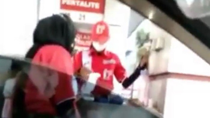 Tangkapan layar video viral petugas SBPU Makassar larang pengendara isi BBM lebih dari satu kali.