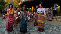 Kendati demikian, sisi lain dari wilayah perbatasan yang berbeda dengan kota adalah masih terjaganya tradisi adat. Salah satunya adalah tarian bidu. Di NTT, tarian ini merupakan tarian dasar yang bisa dipakai ke dalam banyak konteks acara mulai dari penerimaan tamu hingga mencari jodoh. (Andhika Prasetia/detikcom)  