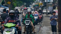 Sejumlah pengendara sepeda motor terpantau melawan arus pada ruas jalan satu arah di Jl Pondok Labu Raya, Jakarta Selatan, Kamis (8/9/2022) pukul 13.00 WIB.  