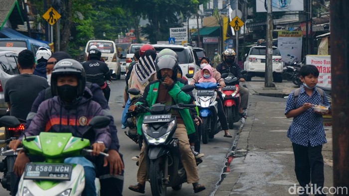 Sejumlah sepeda motor melawan arus di jalan Pondok Labu Raya, Jakarta Selatan, Kamis (8/9/2022) pukul 13.00 WIB.