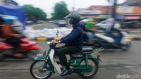 Pemotor memacu kendaraanya melawan arus di Pondok Labu, Jakse. Diketahui, aksi melawan arus ini sudah kerap terjadi di Pondok Labu.   