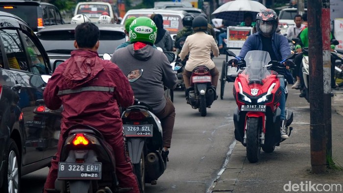 Sejumlah sepeda motor melawan arus di jalan Pondok Labu Raya, Jakarta Selatan, Kamis (8/9/2022) pukul 13.00 WIB.