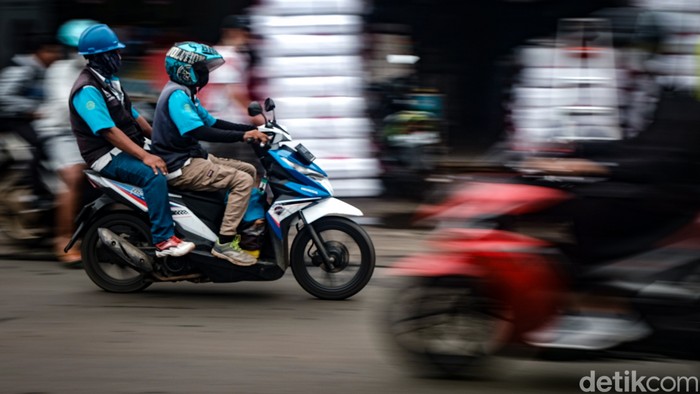 Sejumlah sepeda motor melawan arus di jalan Pondok Labu Raya, Jakarta Selatan, Kamis (8/9/2022) pukul 13.00 WIB.