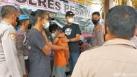 Tersangka melakukan hal itu karena ingin memiliki hp korban. Di dalam hp itu disebut tersimpan foto senonoh tersangka.