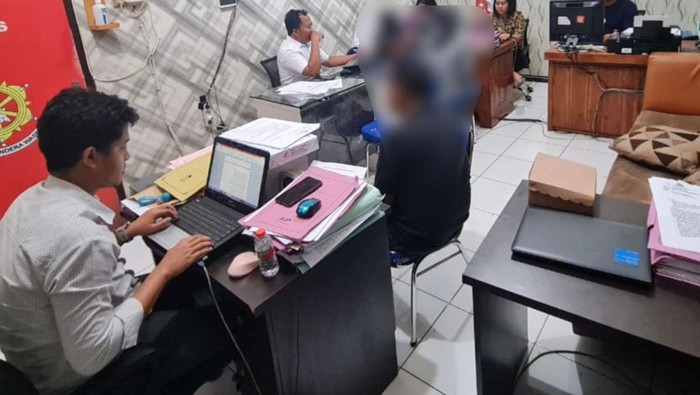 Tersangka pemerkosa anak tiri saat berada di Polres Kota Batu