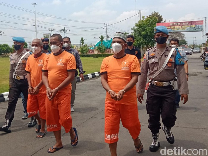 Tiga tersangka penambangan ilegal di Klaten. Mereka dihadirkan dalam pers rilis Polres Klaten, Kamis (8/9/2022).