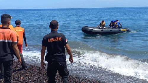 Tim SAR Gabungan, Kembali Ke Pinggir Pantai Untuk Beristirahat Usai Melakukan Pencarian Nelayan Hilang, di Perairan Tejakula, Kabupaten Buleleng, Bali, Kamis (8/9/2022).