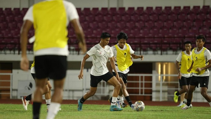 Timnas U-19 tiba di Surabaya pada Rabu (7/9/2022) siang. Anak asuh Shin Tae-yong kemudian menjalani latihan di Lapangan Thor, sore harinya.
