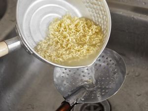 Masak Mie Rebus, Idealnya Mie Dipisah atau Direbus Bareng Kuah?