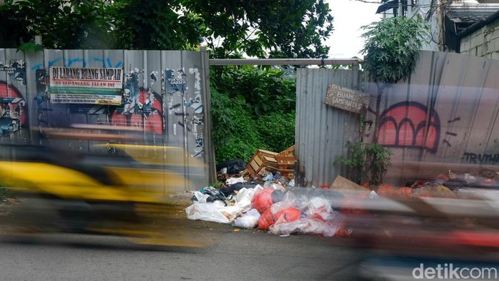 Sampah menumpuk di Jalan Cirendeu Raya, Tangerang Selatan, memicu bau tidak sedap bagi pengendara yang melintas. Padahal, sudah ada papan peringatan larangan membuang sampah.