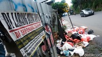 Spanduk larangan membuang sampah sembarangan tak digubris.