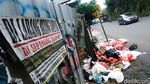 Hiii.. Tumpukan Sampah di Cirendeu Tangsel Ini Bikin Bau Tak Sedap