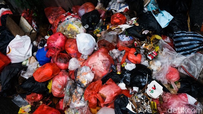 Sampah menumpuk di Jalan Cirendeu Raya, Tangerang Selatan, memicu bau tidak sedap bagi pengendara yang melintas. Padahal, sudah ada papan peringatan larangan membuang sampah.