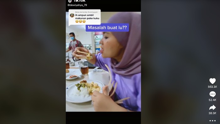 Video viral di Tiktok wanita yang makan nasi padang dengan tangannya yang berkuku panjang. Video itu bahkan ditonton hingga 32,8 juta kali.