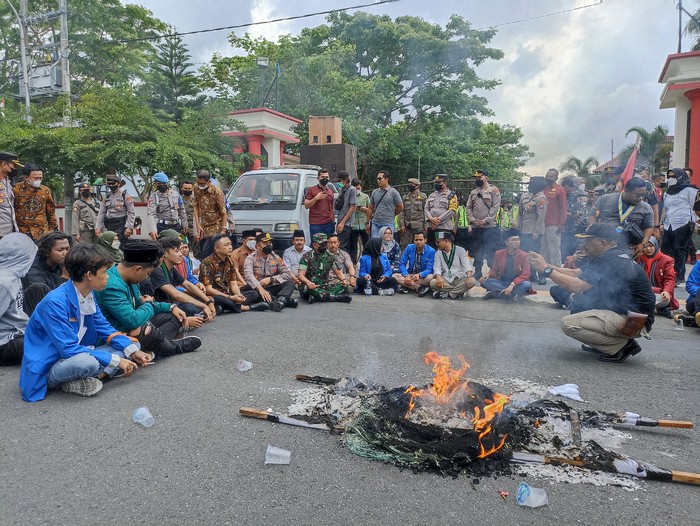 Wabup Blitar Rahmat Sabtoso menemui mahasiswa
