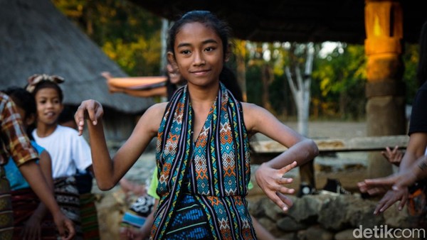 Anak-anak belajar menari dan menyalurkan kreatifitasnya. Kebanyakan dari mereka diajarkan untuk menyanyi, menari hingga kesenian lainnya dengan seorang tutor yang mengajarkan sesuai minat anak-anak. Â Anak-anak belajar menari dan menyalurkan kreatifitasnya. Kebanyakan dari mereka diajarkan untuk menyanyi, menari hingga kesenian lainnya dengan seorang tutor yang mengajarkan sesuai minat anak-anak. Â