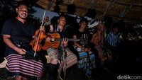 Musik pengiring meramaikan latihan di sanggar ini. Sebagai informasi, detikcom bersama BRI mengadakan program Tapal Batas yang mengulas perkembangan ekonomi, infrastruktur, hingga wisata di beberapa wilayah terdepan Indonesia. Untuk mengetahui informasi dari program ini ikuti terus berita tentang Tapal Batas di tapalbatas.detik.com  