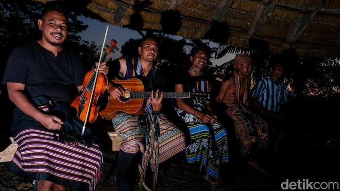 Wadah Kreativitas Anak Perbatasan RI-Timor Leste Ada di Sini Butuh semangat dan niat yang besar untuk melestarikan budaya lokal. Hal inilah yang dilakukan Sanggar Sandalwood sebagai wadah kreativitas di Timor Tengah Utara.