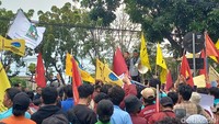 Mahasiswa peserta aksi demo menolak kenaikan harga BBM di depan kantor DPRD Kota Solo, Kamis (8/9/2022). Foto: Agil Trisetiawan Putra/detikJateng