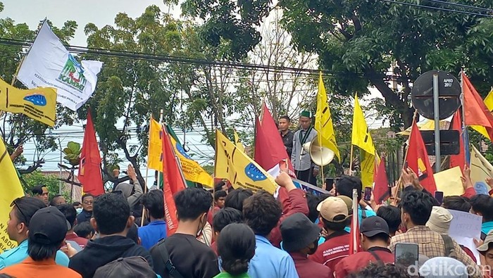 Wakil Ketua DPRD Solo, Sugeng Riyanto, saat menemui demonstran di depan Kantor DPRD Solo, Kamis (8/9/2022).