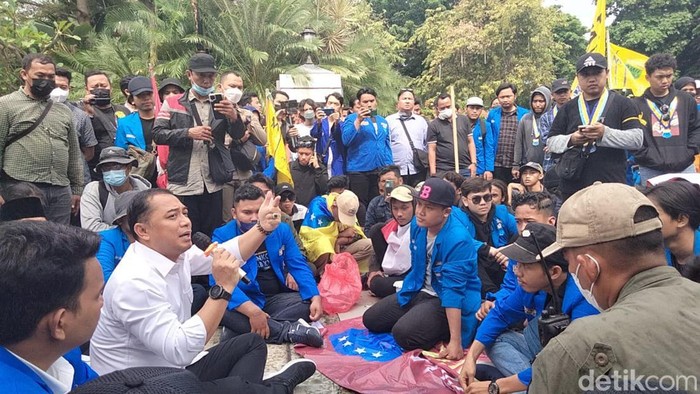 Wali Kota Eri Cahyadi temui massa mahasiswa yang demo di Balai Kota Surabaya
