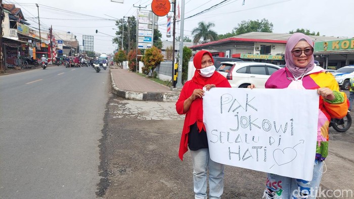 Warga KBB Bentangkan Poster Sambut Presiden Jokowi di KBB