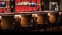 Restoran ini mengklaim dirinya ikonik dengan sentuhan gaya dan glamor. Ada juga bar di dalamnya. Foto: Instagram quaglinos