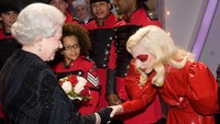 Lady Gaga yang biasa dipanggil Queen oleh fans tampak membungkuk saat bertemu Ratu Elizabeth II. (Foto: AFP via Getty Images/AFP)