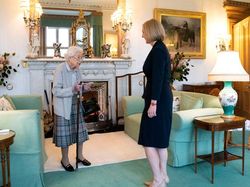 Ratu Elizabeth II Meninggal, Tubuh Kurus dan Tangan Ungu Disorot