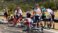 Peloton pebalap berjatuhan dalam insiden fatal pada etape ke-18, Vuelta a Espana 2022, Kamis (8/9/2022). (Tim de Waele/Getty Images)