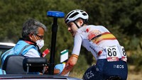 Pebalap tim Ineos Grenadier Carlos Rodriguez, memperoleh pertolongan medis dan melanjutkan perlombaan pada etape ke-18, Vuelta a Espana 2022, Kamis (8/9/2022).