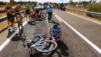 Team Alpecin-Deceuninck, Jav Vine mengerang kesakitan setelah terlibat kecelakaan pada etape ke-18, Vuelta a Espana 2022, Kamis (8/9/2022). Jay Vine mengenakan jersey raja tanjakan (King of Mountain). (Tim de Waele/Getty Images) 