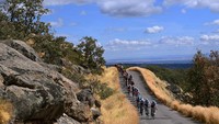 Peloton melewati pegunungan pada etape ke-18, Vuelta a Espana 2022, Kamis (8/9/2022). Etape 18 menyuguhkan medan tanjakan yang panjang. Para pembalap berangkat dari Trujillo dengan total jarak 192 kilometer.