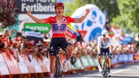Remco Evenepoel berteriak keras usai menjadi yang tercepat dalam etape ke-18, Vuelta a Espana 2022, Kamis (8/9/2022) dengan catatan waktu 4 jam 45 menit 17 detik. Ia makin kokoh di puncak klasemen sementara. 