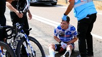 Team Alpecin-Deceuninck, Jav Vine tak bisa menyembunyikan rasa sakit setelah terlibat kecelakaan pada etape ke-18, Vuelta a Espana 2022, Kamis (8/9/2022). (Tim de Waele/Getty Images)