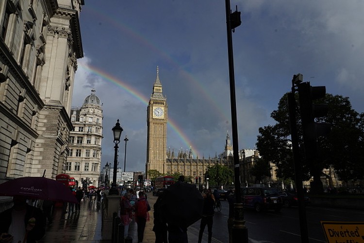 LONDON, UNITED KINGDOM - SEPTEMBER 08: Rainbow appears over Buckingham Palace shortly before the Queenâs death announced in London, United Kingdom on September 08, 2022. Buckingham Palace has announced today that Queen Elizabeth II has died peacefully at Balmoral at the age of 96. (Photo by Zuhal Demirci/Anadolu Agency via Getty Images)