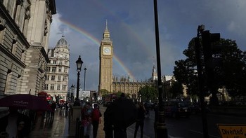 National Weather Service menjelaskan, pelangi ganda terjadi ketika ada dua pembiasan cahaya di dalam tetesan air pada sudut yang berbeda. Foto: Anadolu Agency via Getty Images/Anadolu Agency