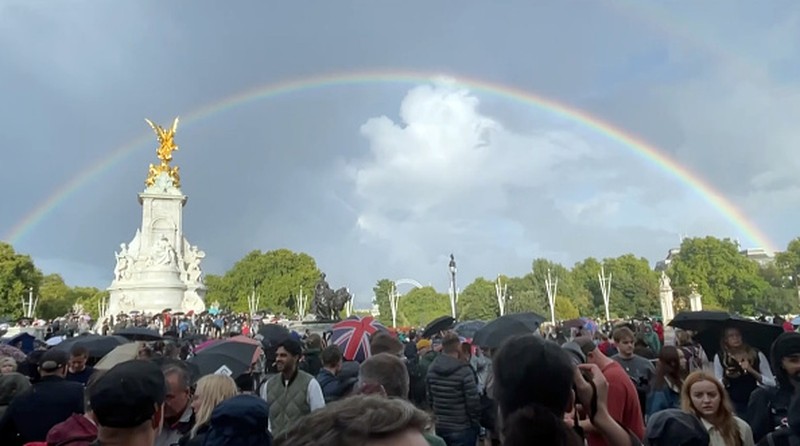 LONDON, UNITED KINGDOM - SEPTEMBER 08: Rainbow appears over Buckingham Palace shortly before the Queenâs death announced in London, United Kingdom on September 08, 2022. Buckingham Palace has announced today that Queen Elizabeth II has died peacefully at Balmoral at the age of 96. (Photo by Zuhal Demirci/Anadolu Agency via Getty Images)