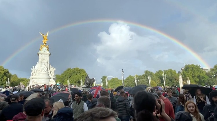1243051413 LONDON, UNITED KINGDOM - SEPTEMBER 08: Rainbow appears over Buckingham Palace shortly before the Queenâs death announced in London, United Kingdom on September 08, 2022. Buckingham Palace has announced today that Queen Elizabeth II has died peacefully at Balmoral at the age of 96. (Photo by Zuhal Demirci/Anadolu Agency via Getty Images)