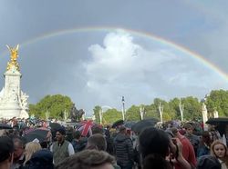 Heboh Langit Berhias Pelangi Saat Ratu Elizabeth II Mangkat