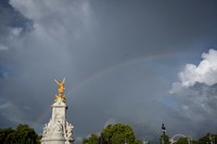 LONDON, UNITED KINGDOM - SEPTEMBER 08: Rainbow appears over Buckingham Palace shortly before the Queenâs death announced in London, United Kingdom on September 08, 2022. Buckingham Palace has announced today that Queen Elizabeth II has died peacefully at Balmoral at the age of 96. (Photo by Zuhal Demirci/Anadolu Agency via Getty Images)